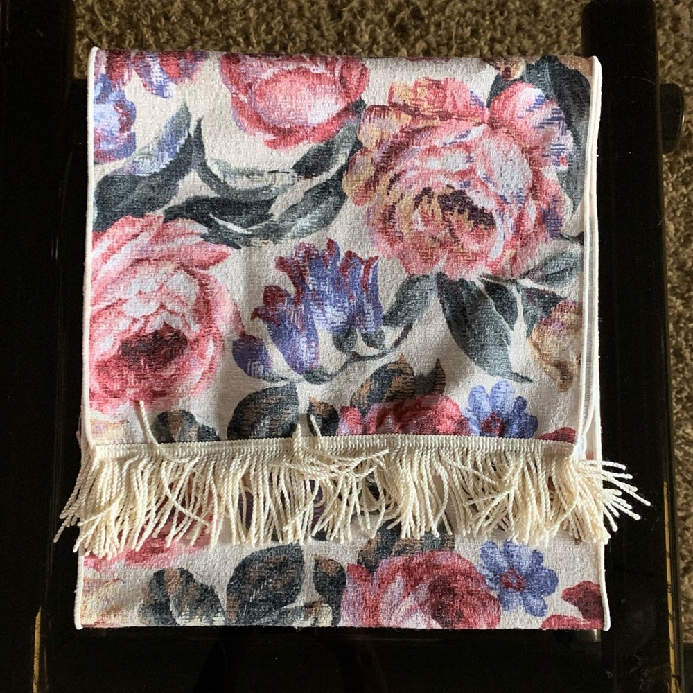 Floral table runner (124 cm = 49 in)